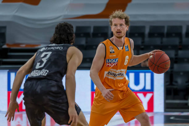 凸显了他在 凸显了他在